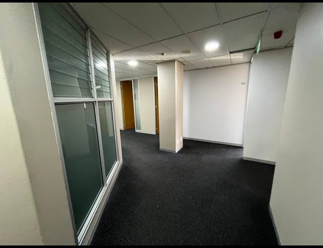 1,960M² OFFICE TO LET IN PINELANDS